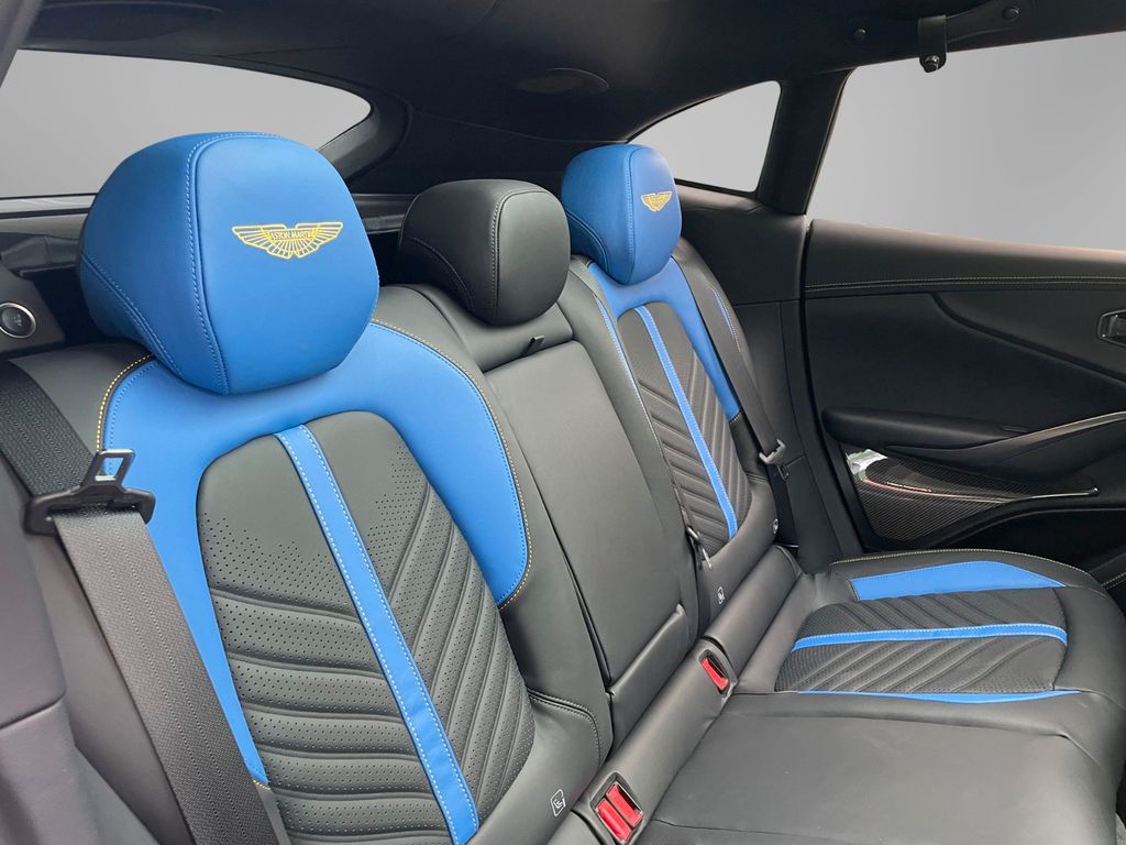 Aston Martin DBX 2025