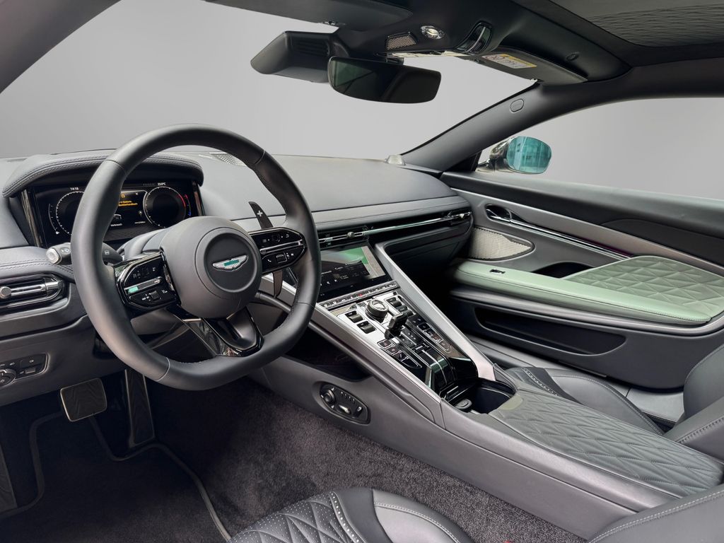 Aston Martin DB12 2025