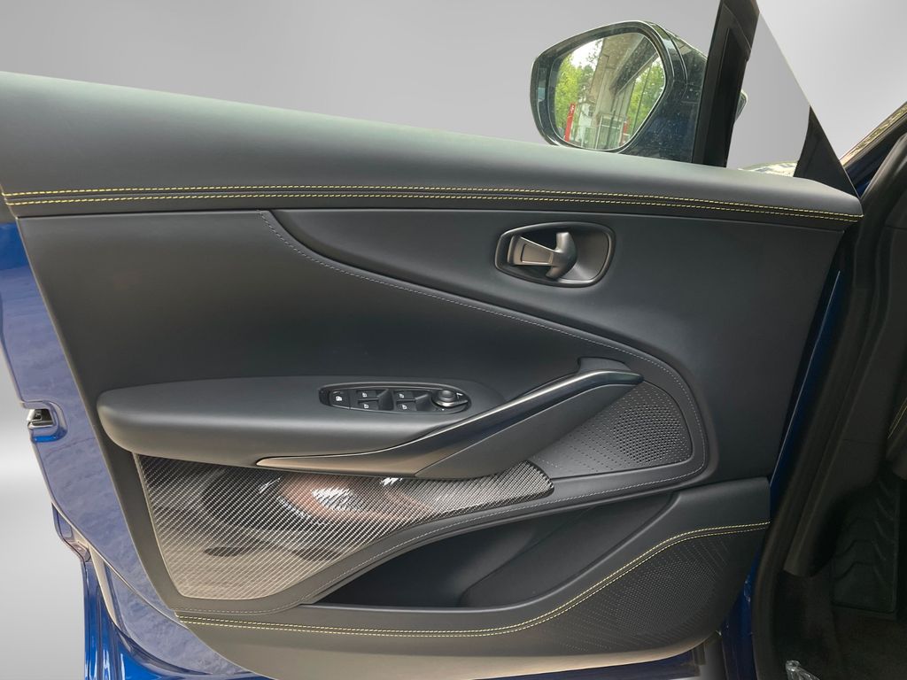 Aston Martin DBX 2025