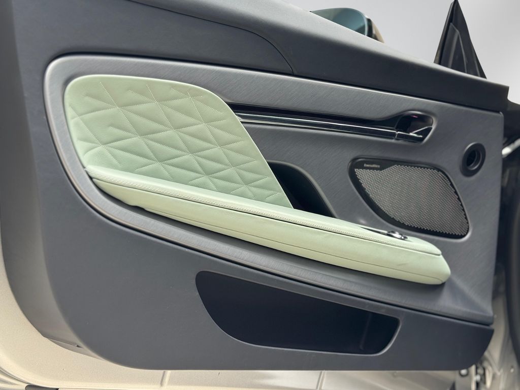 Aston Martin DB12 2025