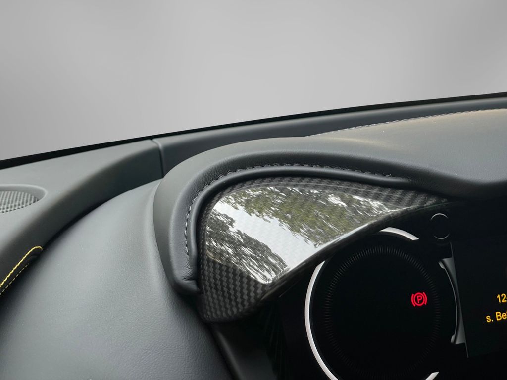 Aston Martin DBX 2025