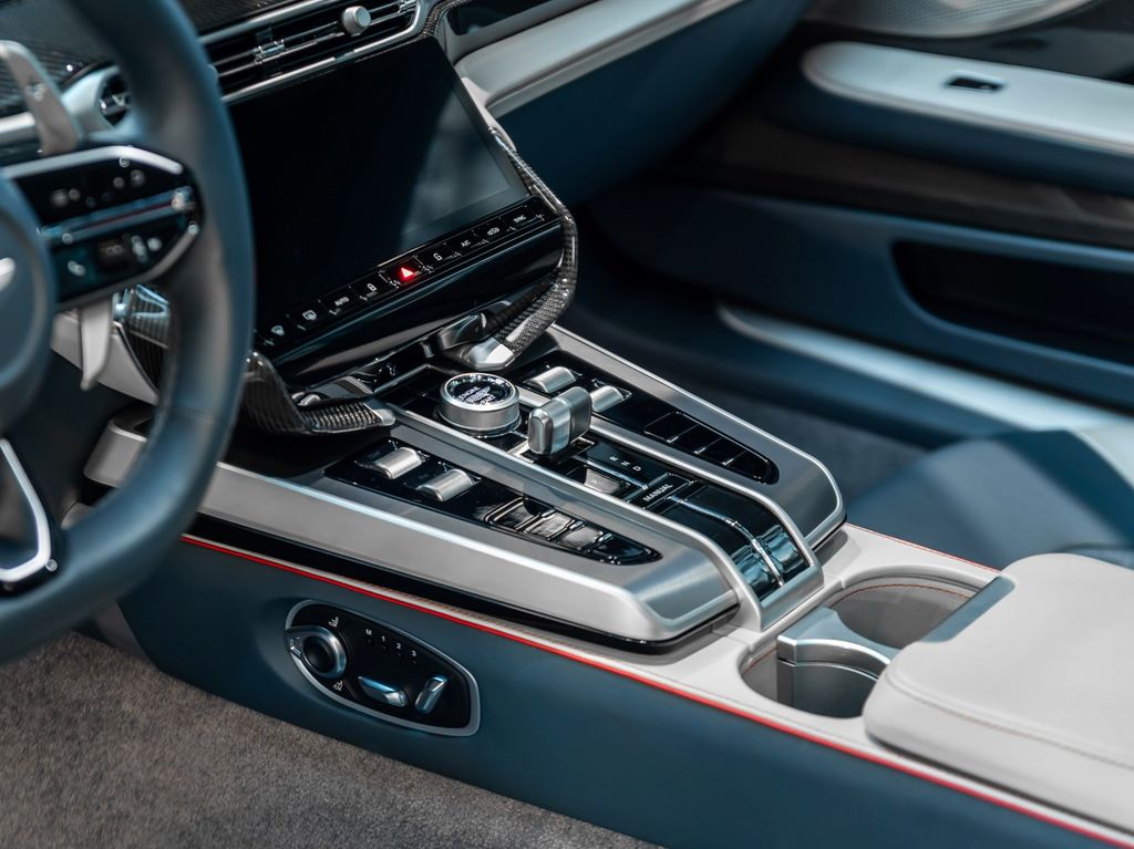 Aston Martin Vanquish 2025