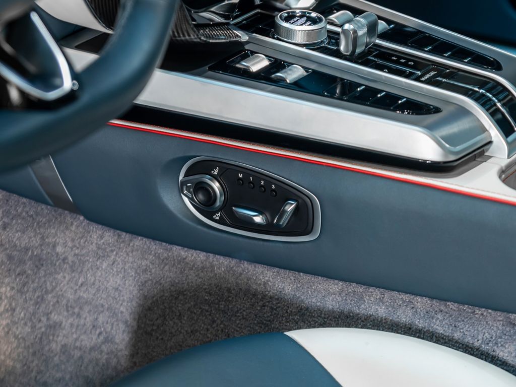 Aston Martin Vanquish 2025