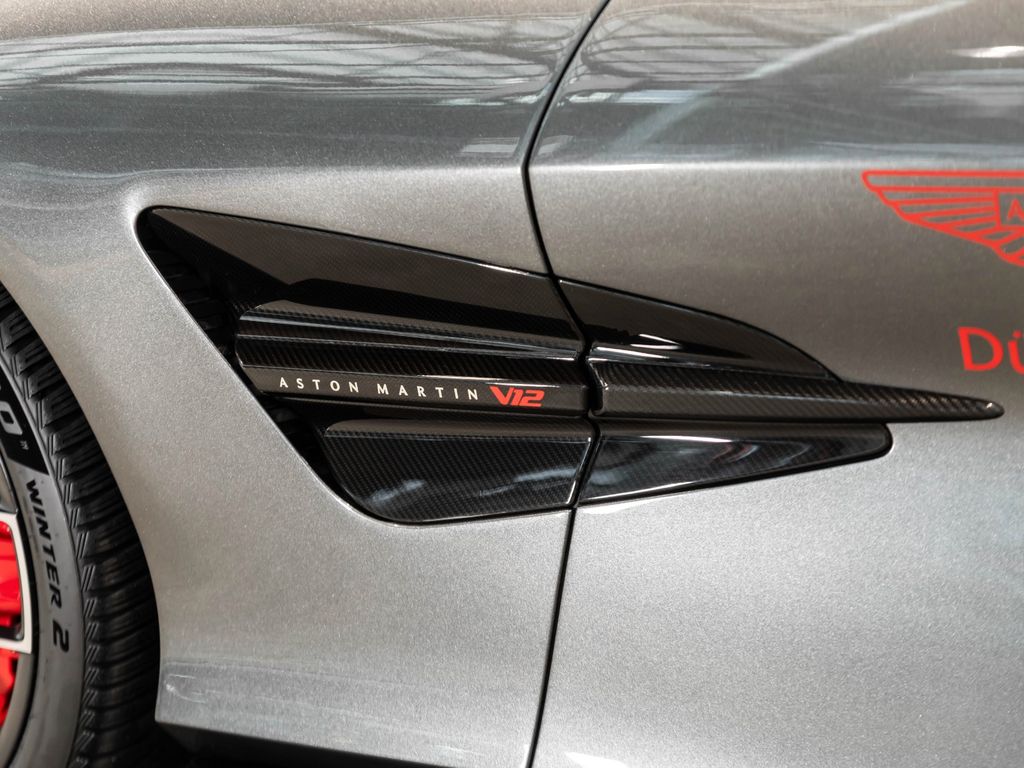 Aston Martin Vanquish 2025