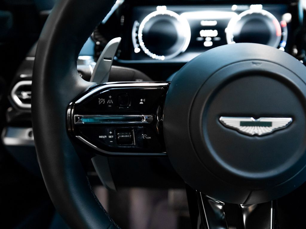 Aston Martin Vanquish 2025