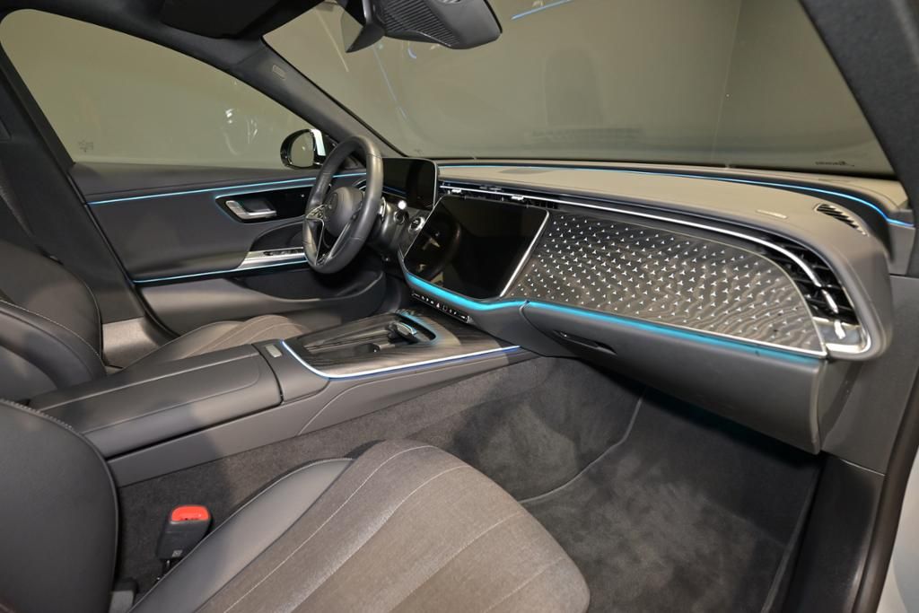 Mercedes-Benz E 300 2025