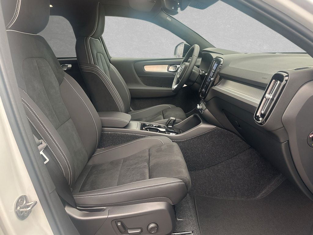 Volvo XC40 2025