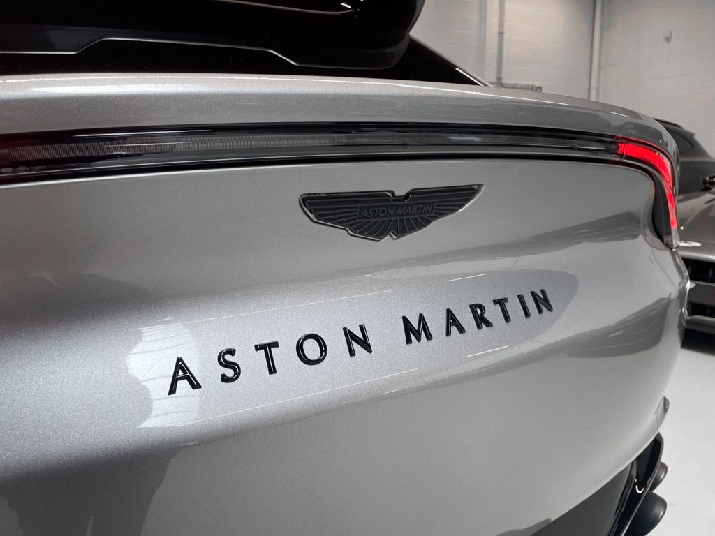 Aston Martin DBX 2025