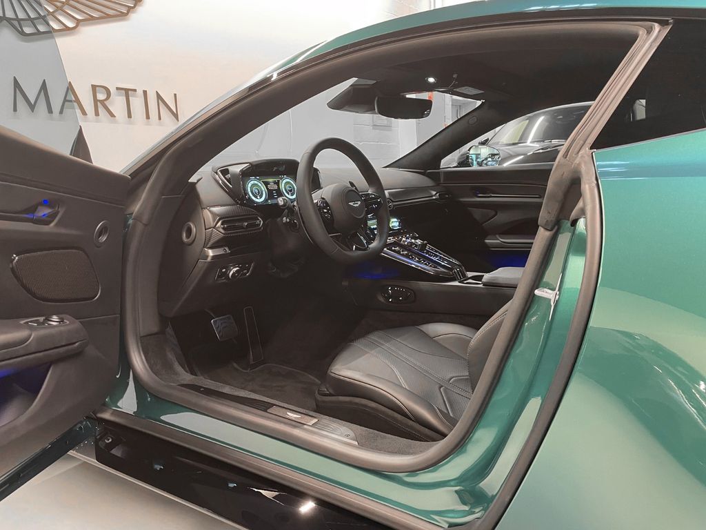 Aston Martin V8 Vantage 2025