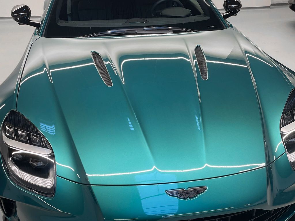 Aston Martin V8 Vantage 2025