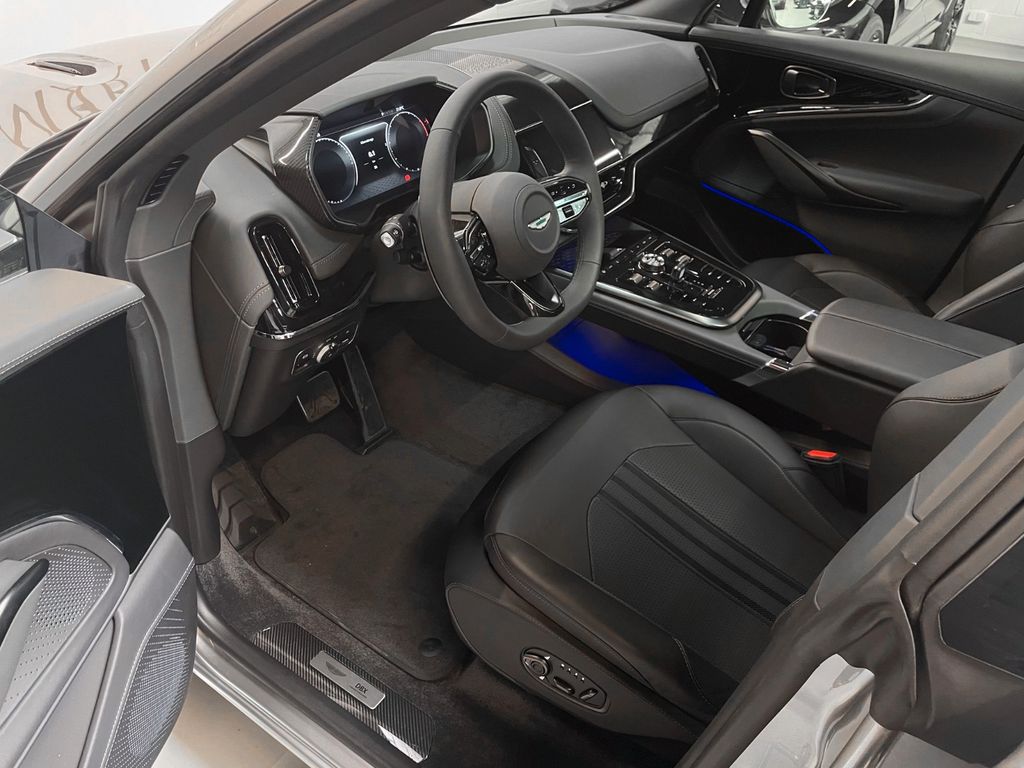 Aston Martin DBX 2025