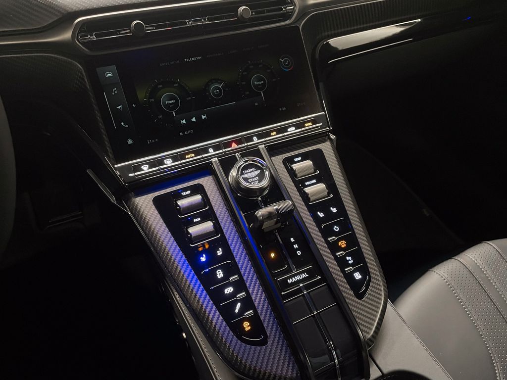 Aston Martin V8 Vantage 2025