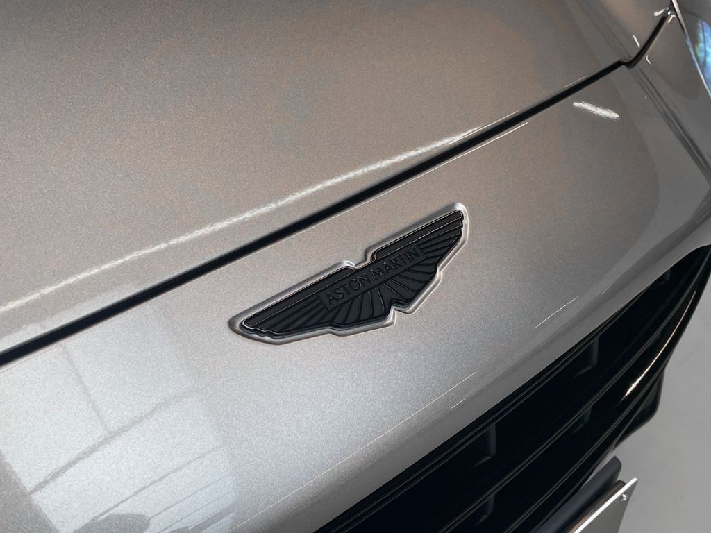 Aston Martin DBX 2025