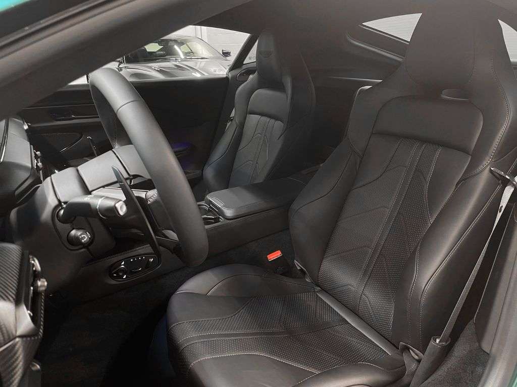 Aston Martin V8 Vantage 2025