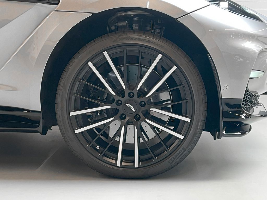 Aston Martin DBX 2025