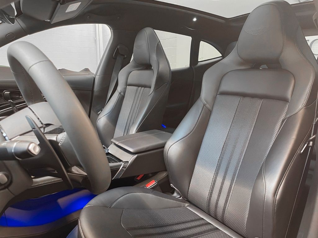 Aston Martin DBX 2025