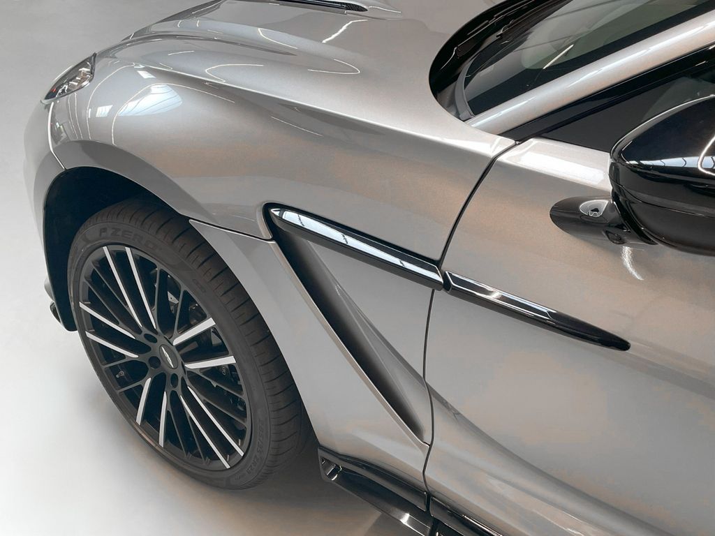 Aston Martin DBX 2025