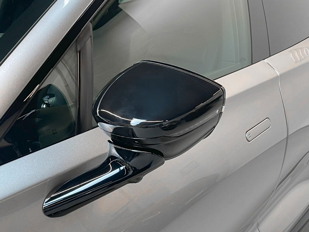 Aston Martin DBX 2025