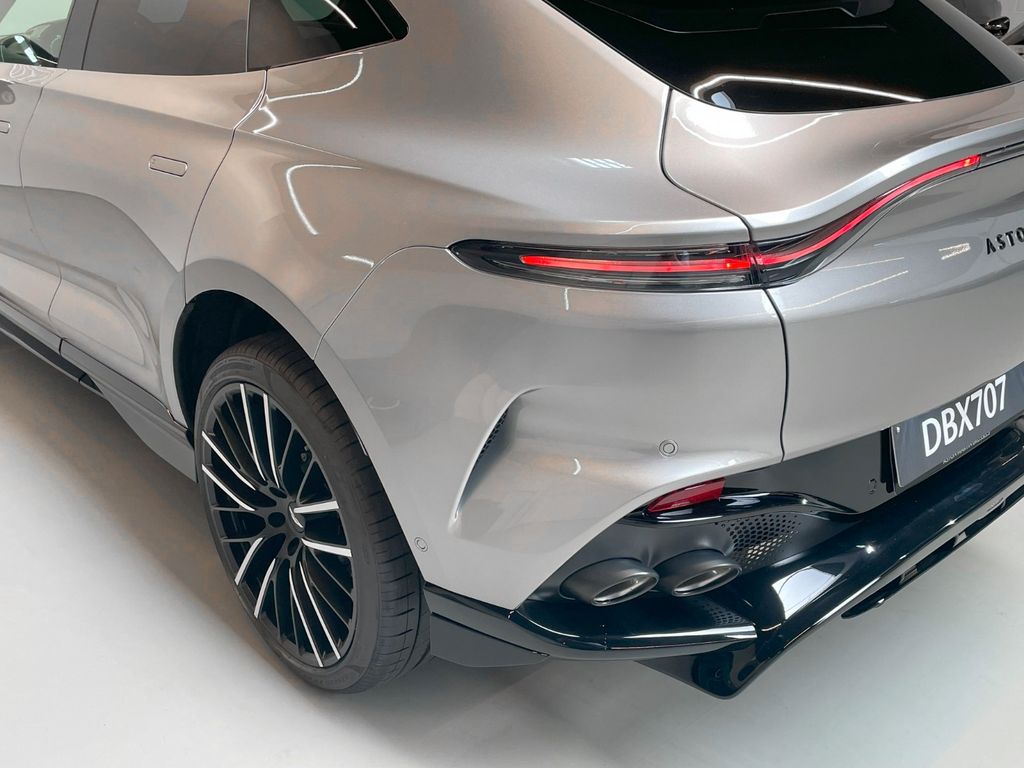 Aston Martin DBX 2025