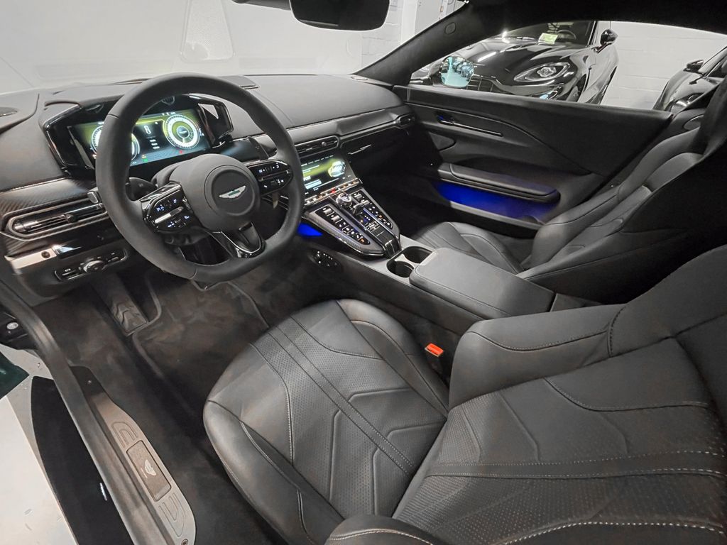 Aston Martin V8 Vantage 2025