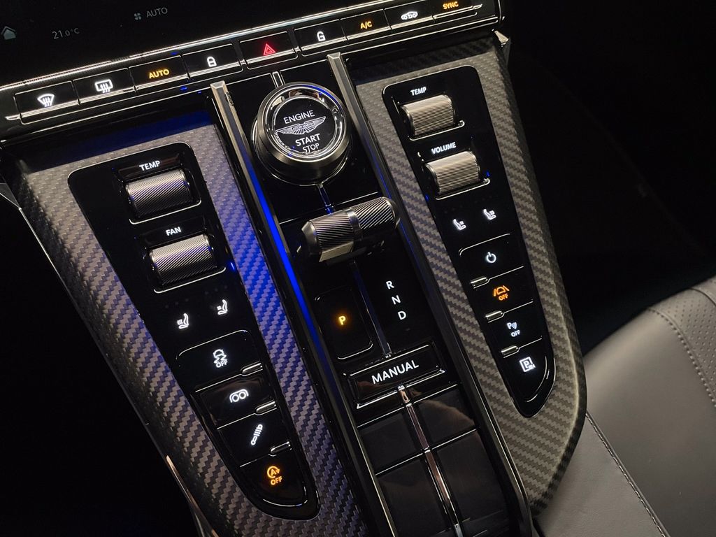 Aston Martin V8 Vantage 2025