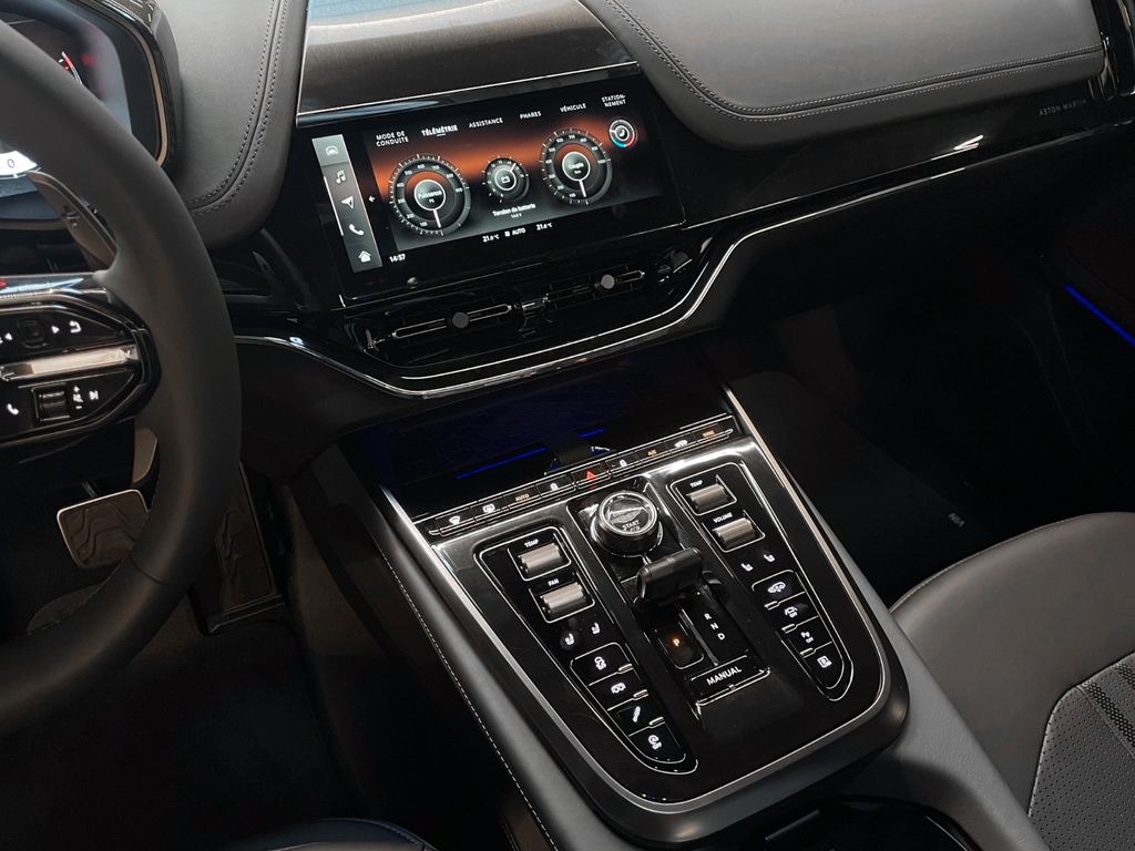 Aston Martin DBX 2025