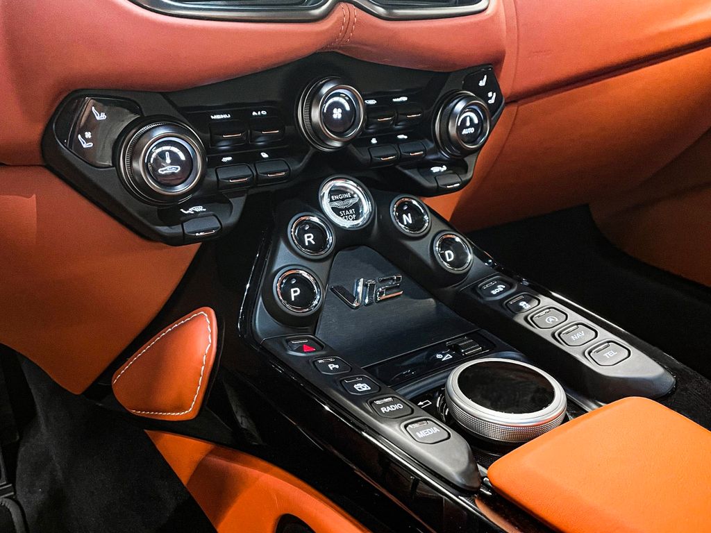 Aston Martin V12 Vantage 2022