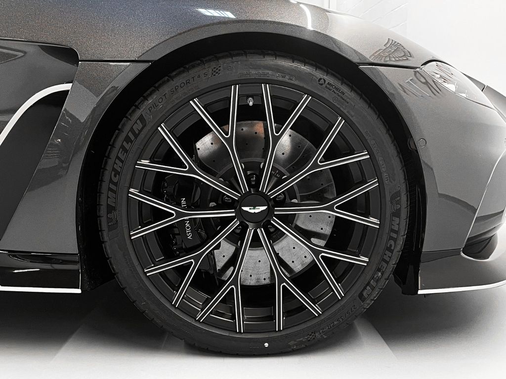 Aston Martin V12 Vantage 2022