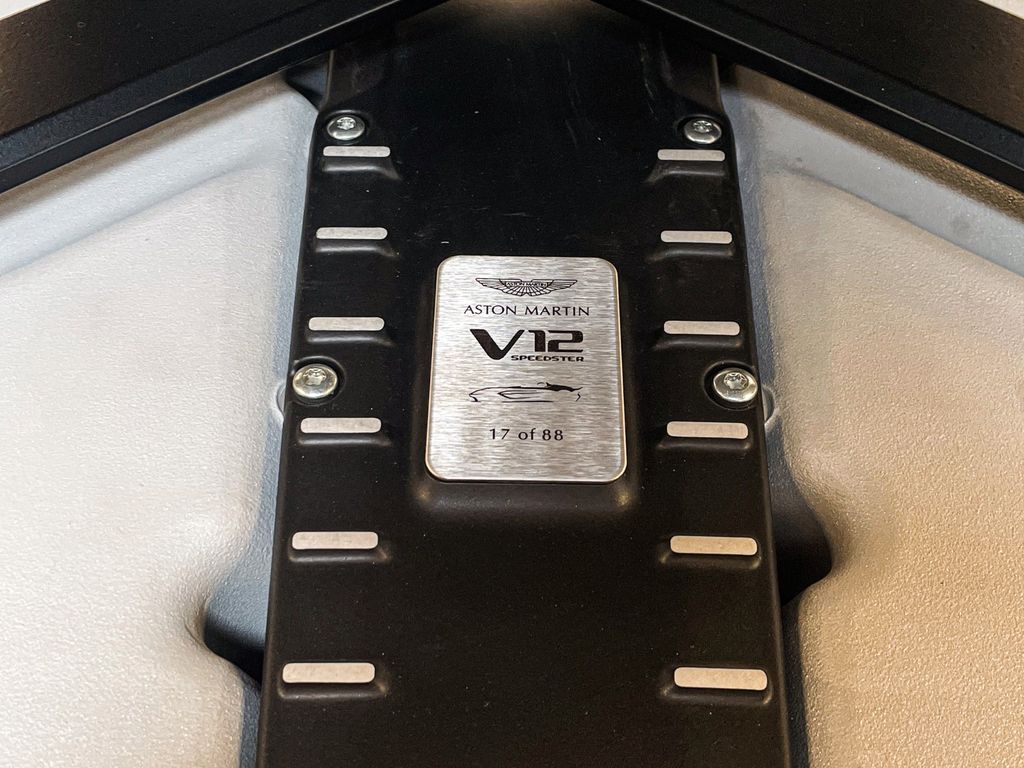 Aston Martin V12 Vantage