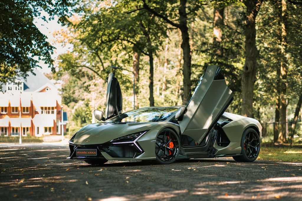Lamborghini Revuelto 2024