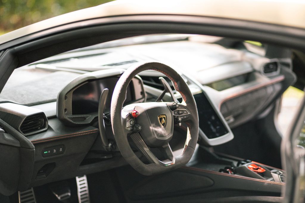 Lamborghini Revuelto 2024