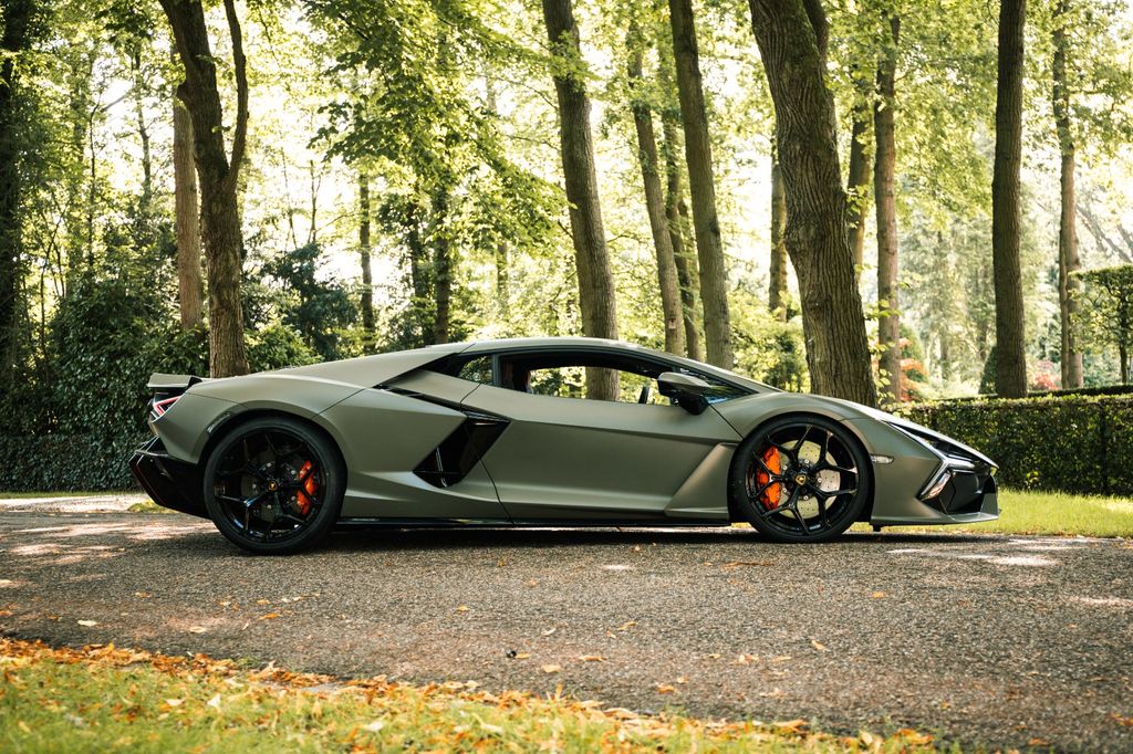 Lamborghini Revuelto 2024