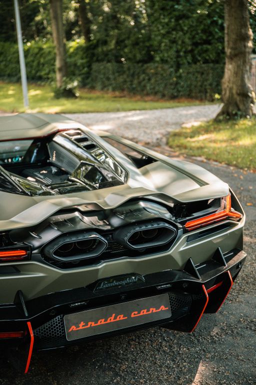 Lamborghini Revuelto 2024