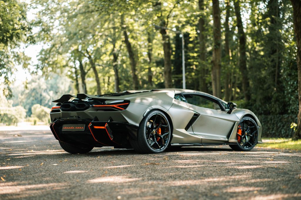 Lamborghini Revuelto 2024