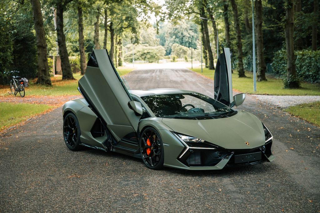 Lamborghini Revuelto 2024