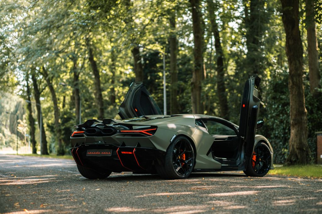 Lamborghini Revuelto 2024