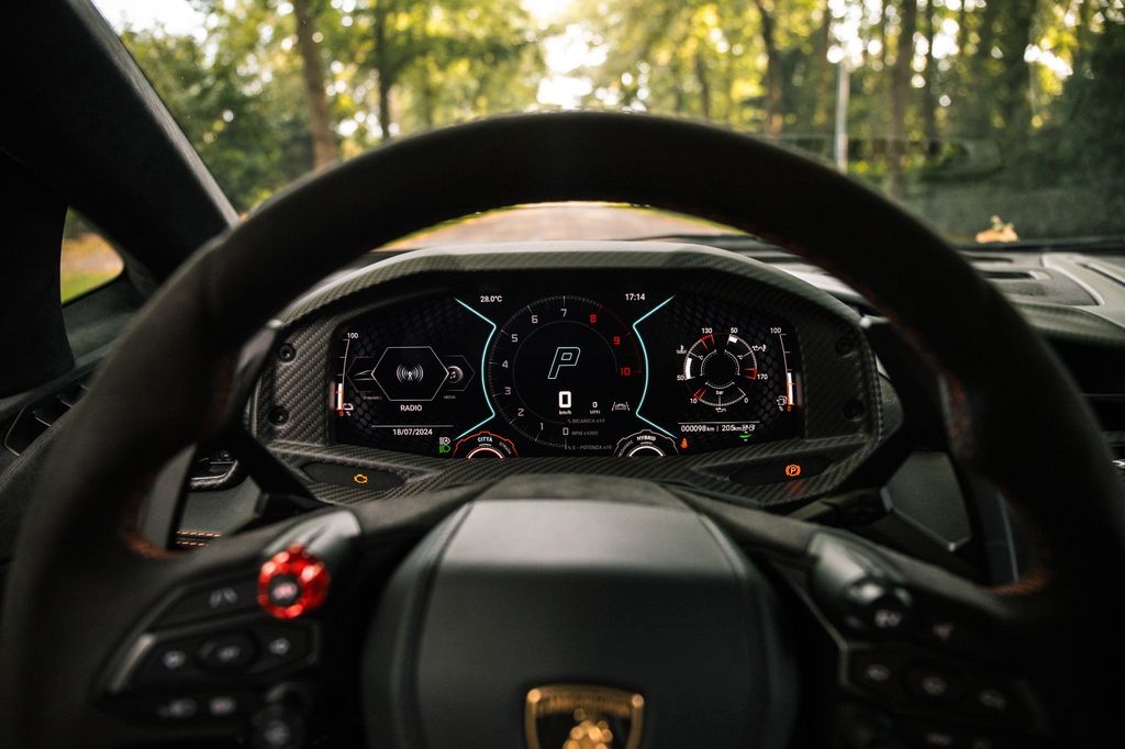 Lamborghini Revuelto 2024