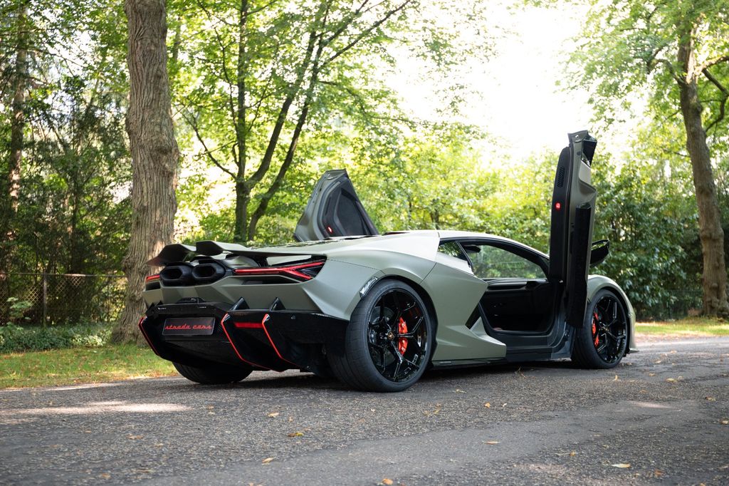 Lamborghini Revuelto 2024