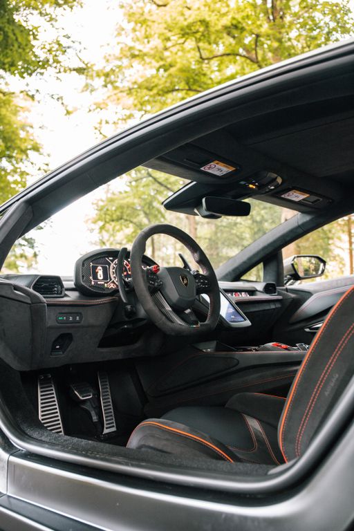 Lamborghini Revuelto 2024