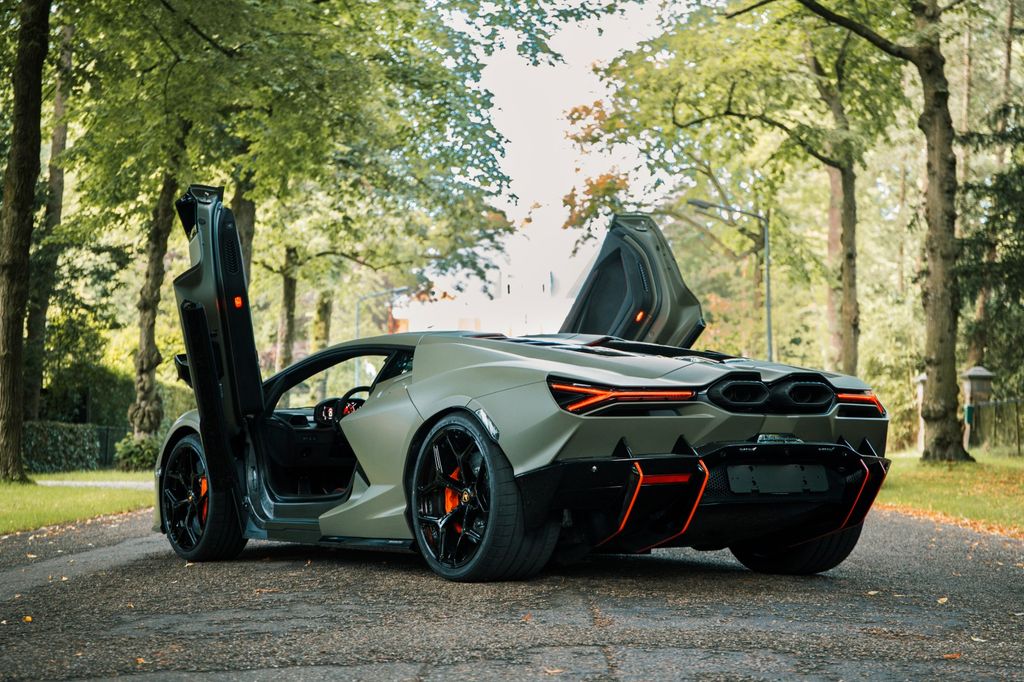 Lamborghini Revuelto 2024