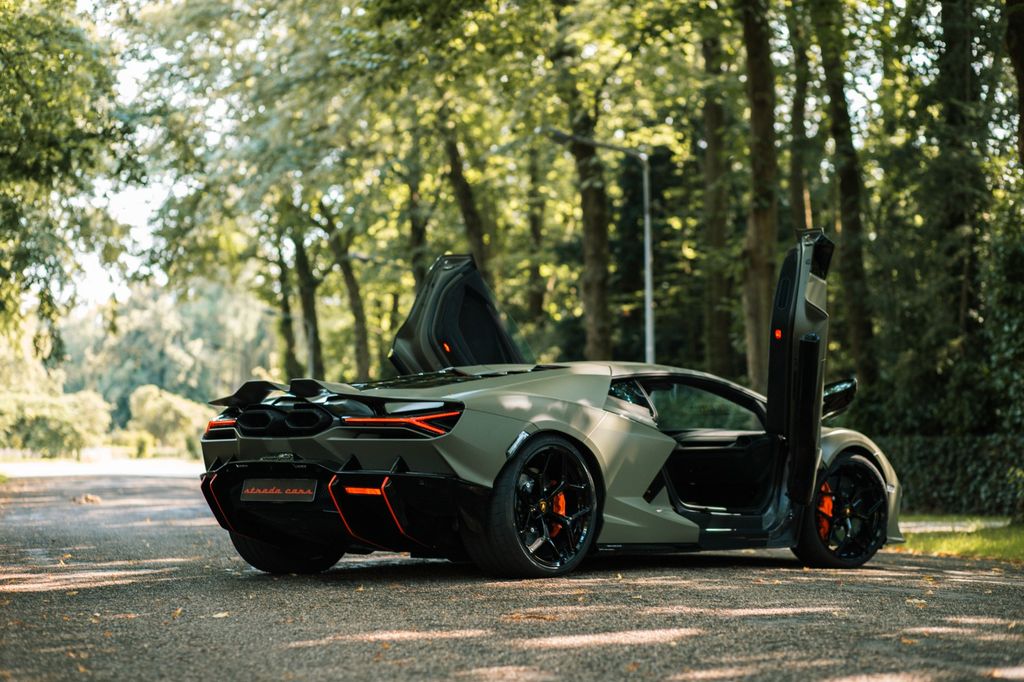 Lamborghini Revuelto 2024