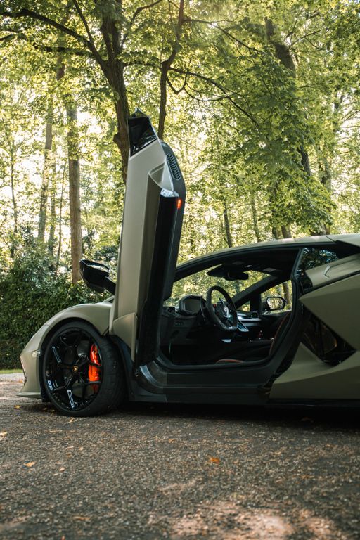 Lamborghini Revuelto 2024