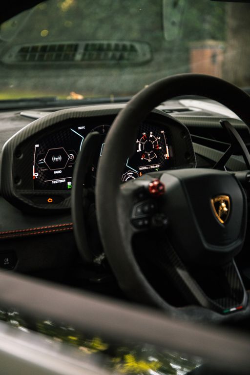 Lamborghini Revuelto 2024