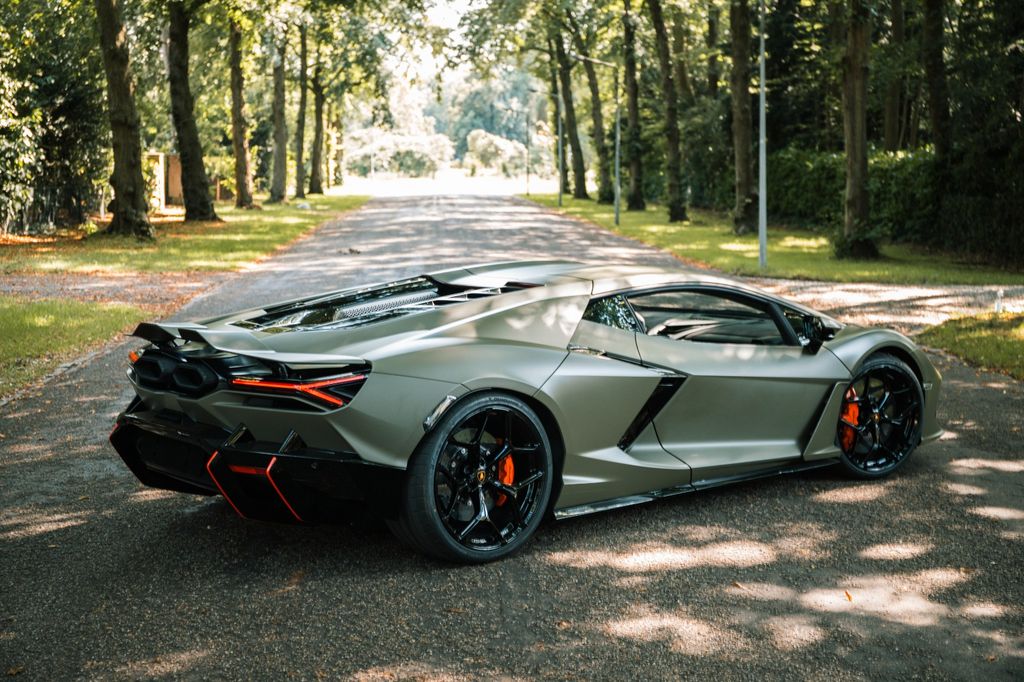 Lamborghini Revuelto 2024