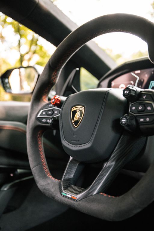 Lamborghini Revuelto 2024