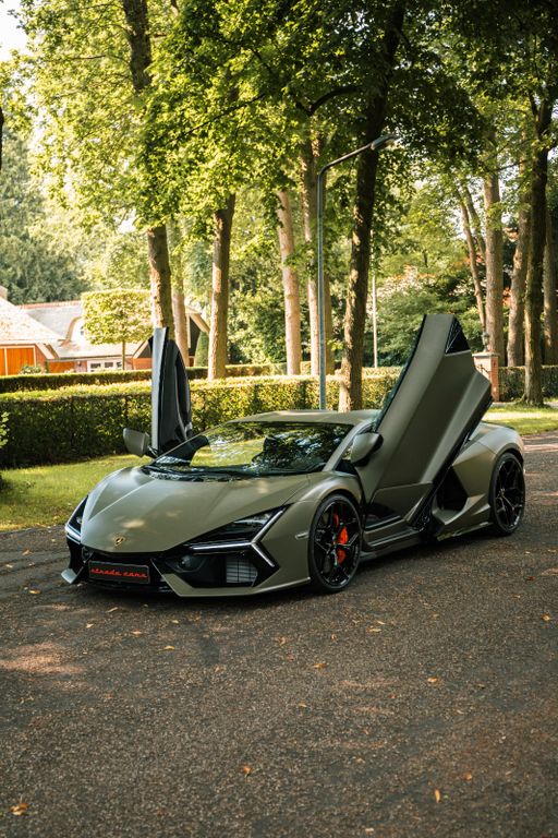 Lamborghini Revuelto 2024