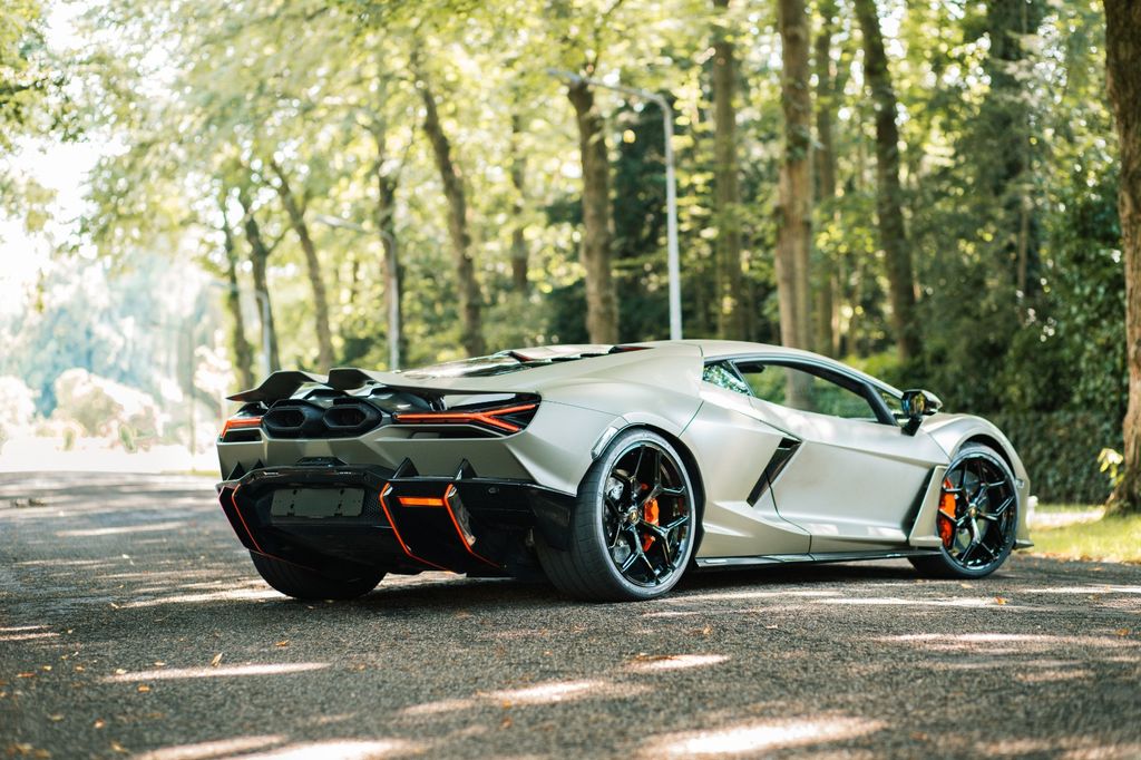 Lamborghini Revuelto 2024