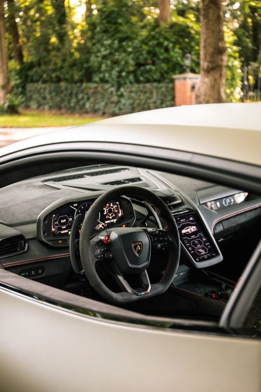 Lamborghini Revuelto 2024