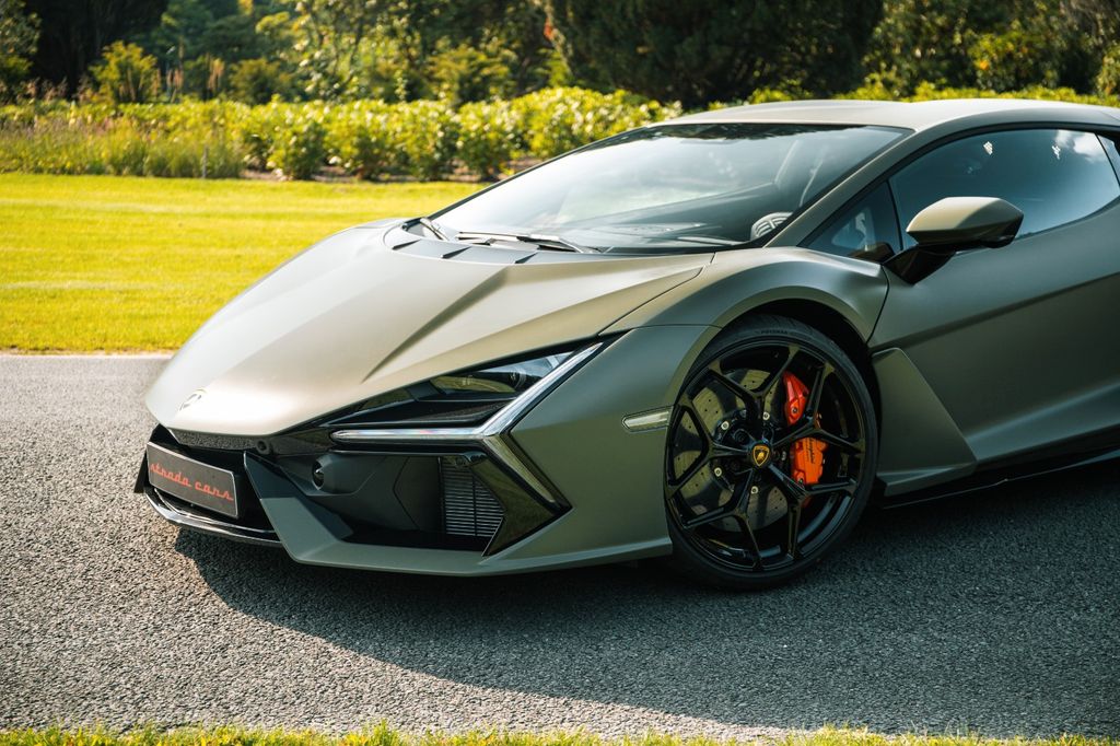 Lamborghini Revuelto 2024