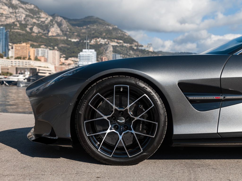 Aston Martin Vanquish 2025